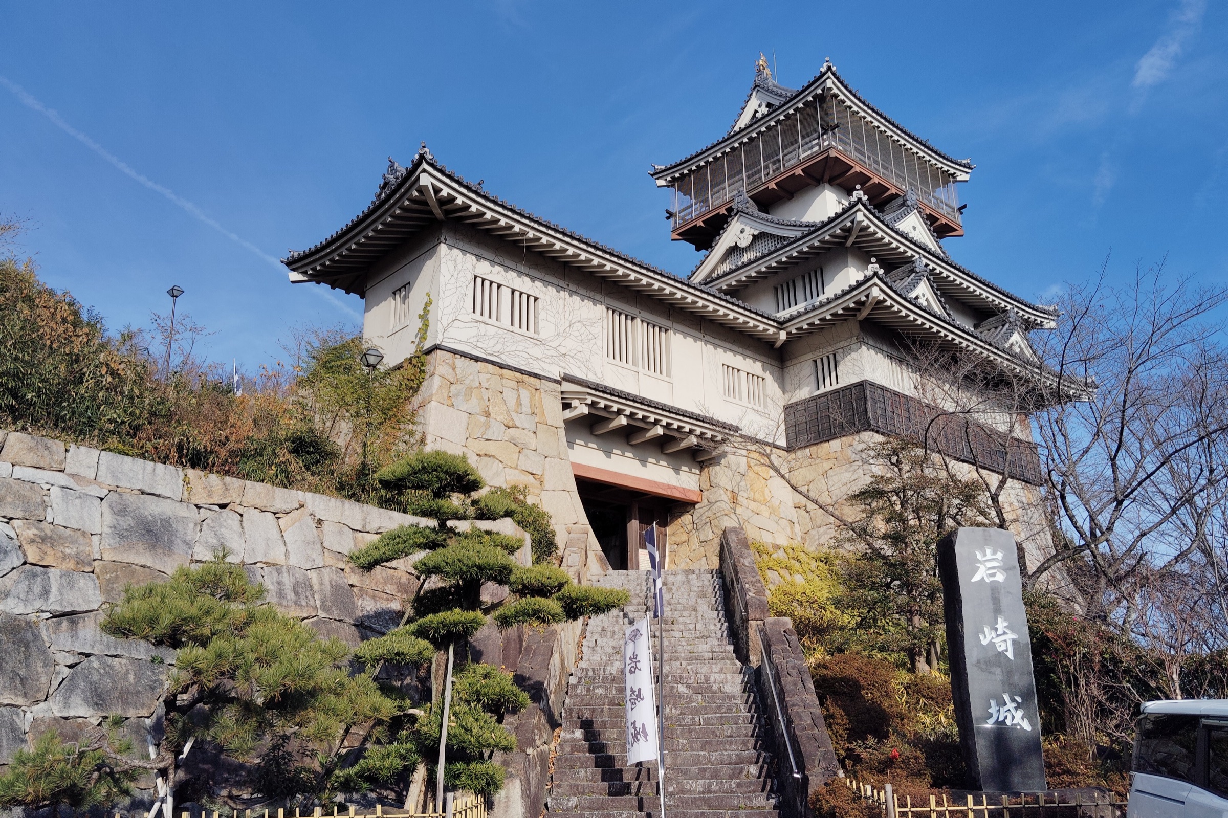 現在の岩崎城址公園に建つ城型展望塔の外観